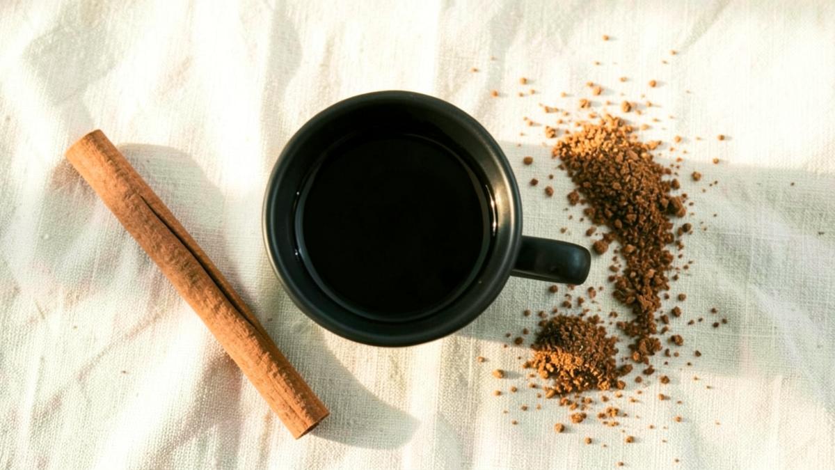 Kaffee mit Zimtstangen und gemahlenem Zimt